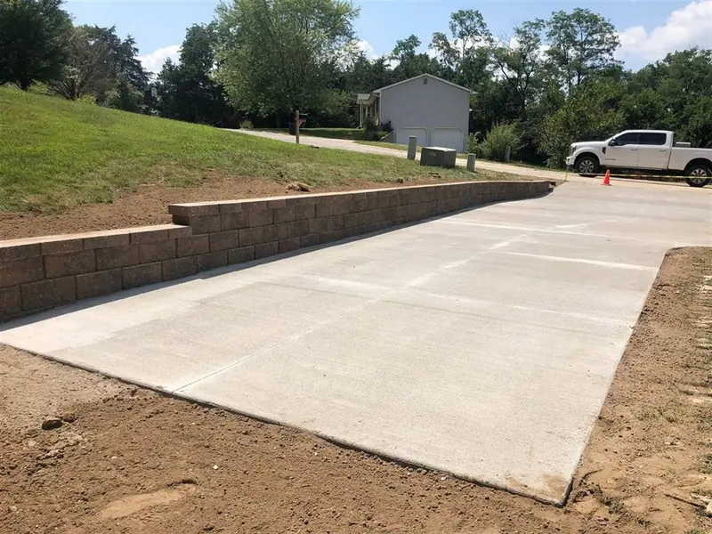 Finished concrete driveway and retaining wall in Rolla, MO